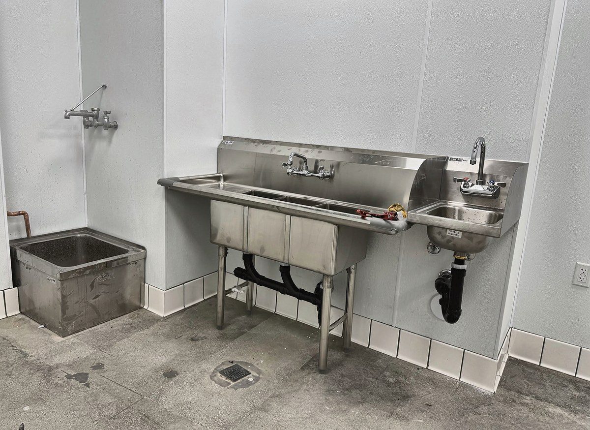 Commercial kitchen sink